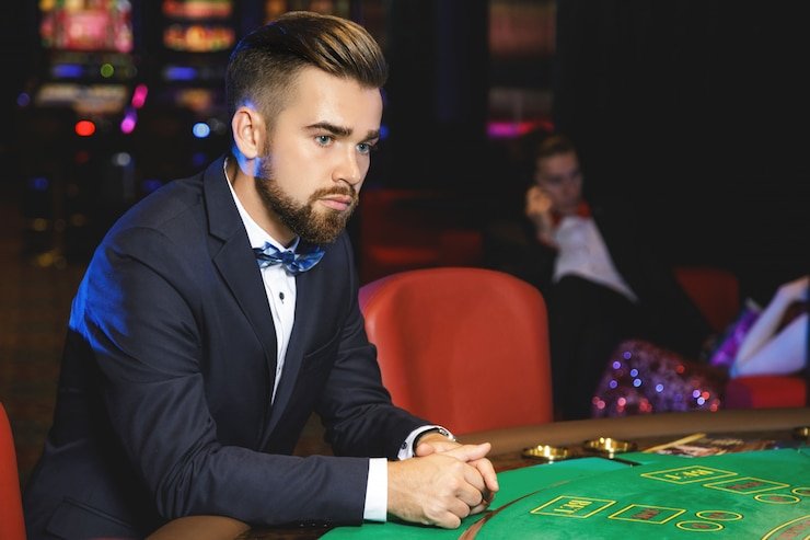 erek31 Starburst live-dealer tables during peak traffic: multiple game types, packed seating, real-time dealer chat